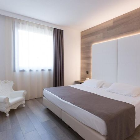 City Hotel & Suites โฟลีโญ ภายนอก รูปภาพ