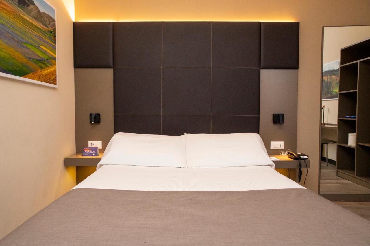 City Hotel & Suites โฟลีโญ ภายนอก รูปภาพ
