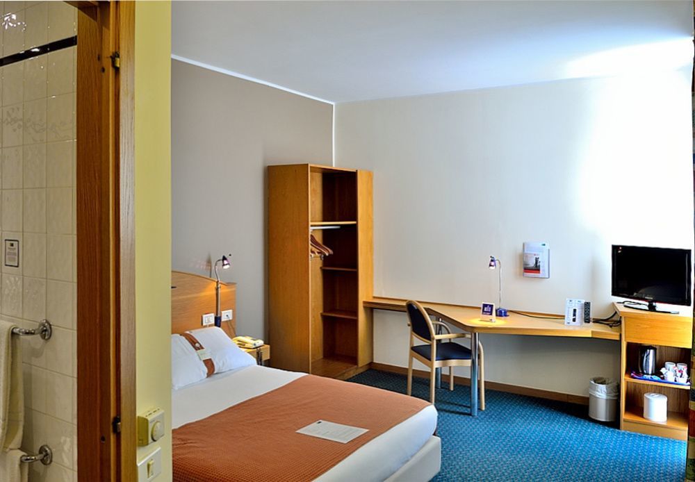 City Hotel & Suites โฟลีโญ ภายนอก รูปภาพ