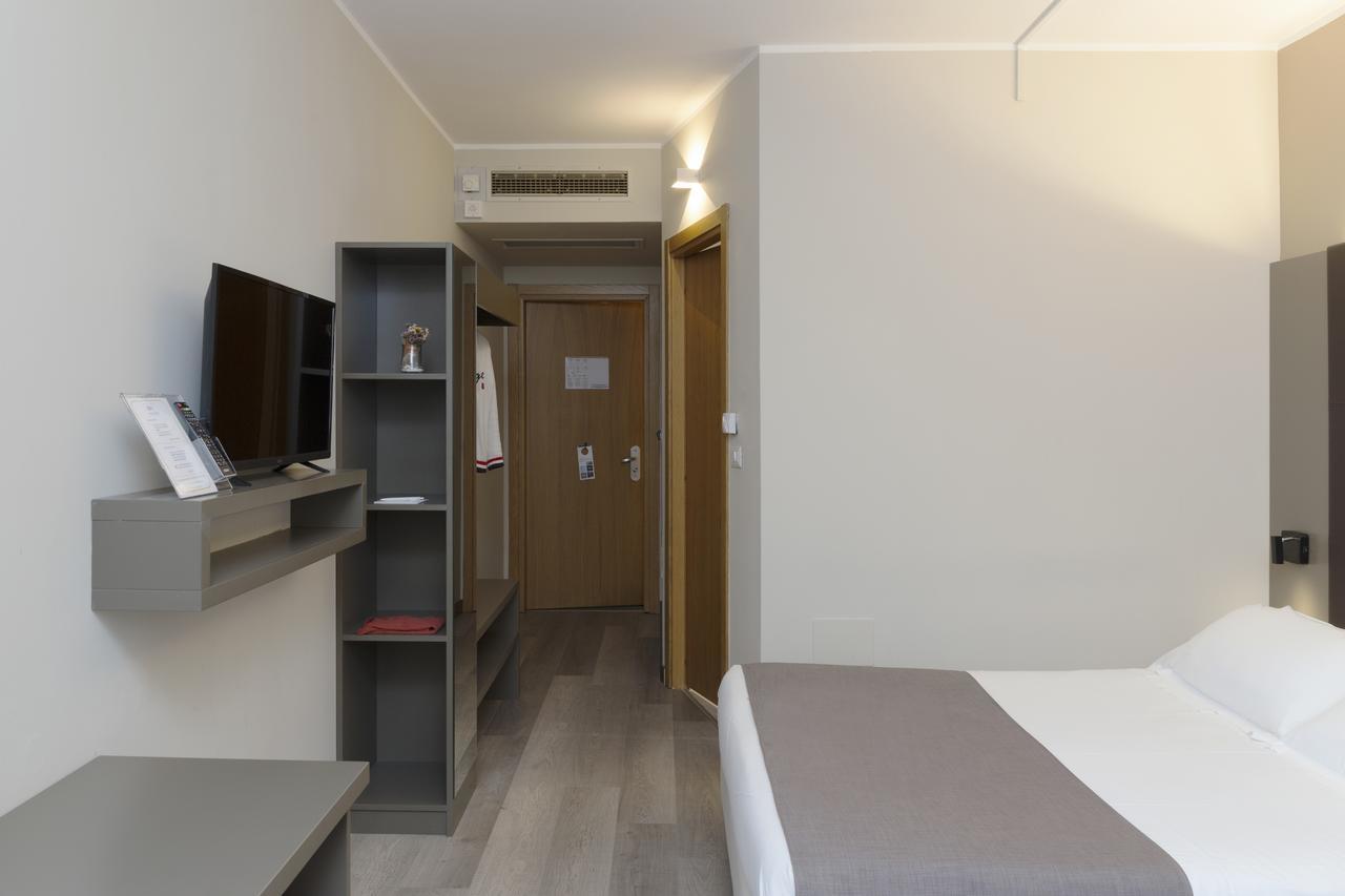 City Hotel & Suites โฟลีโญ ภายนอก รูปภาพ