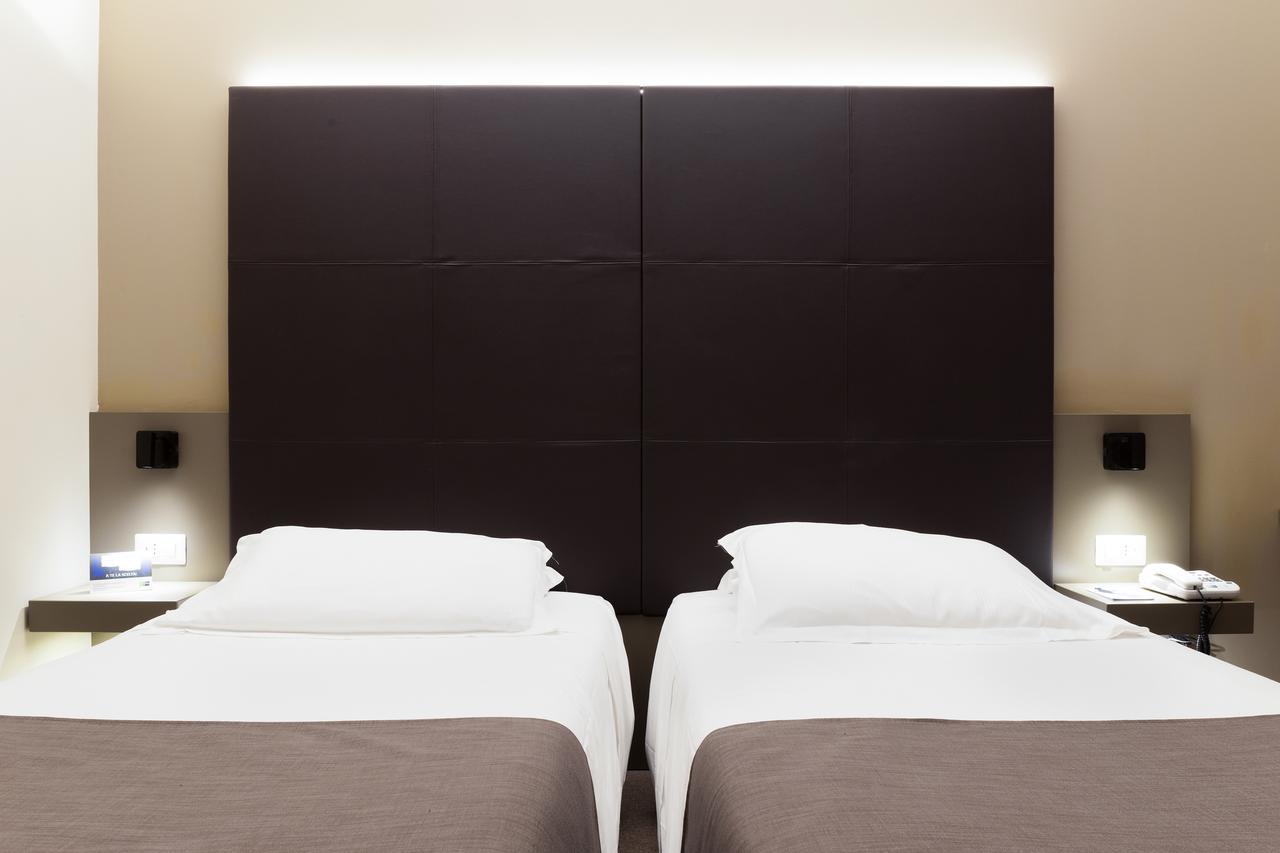 City Hotel & Suites โฟลีโญ ภายนอก รูปภาพ