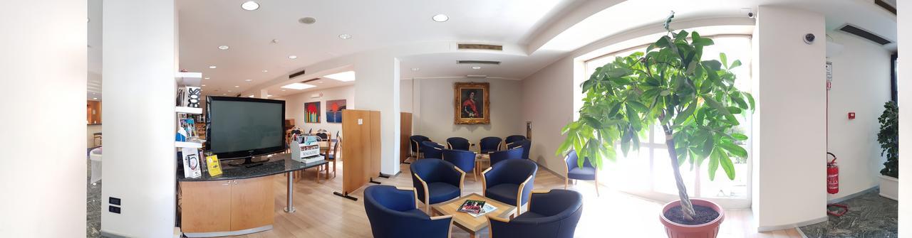 City Hotel & Suites โฟลีโญ ภายนอก รูปภาพ