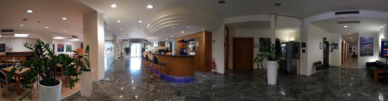 City Hotel & Suites โฟลีโญ ภายนอก รูปภาพ