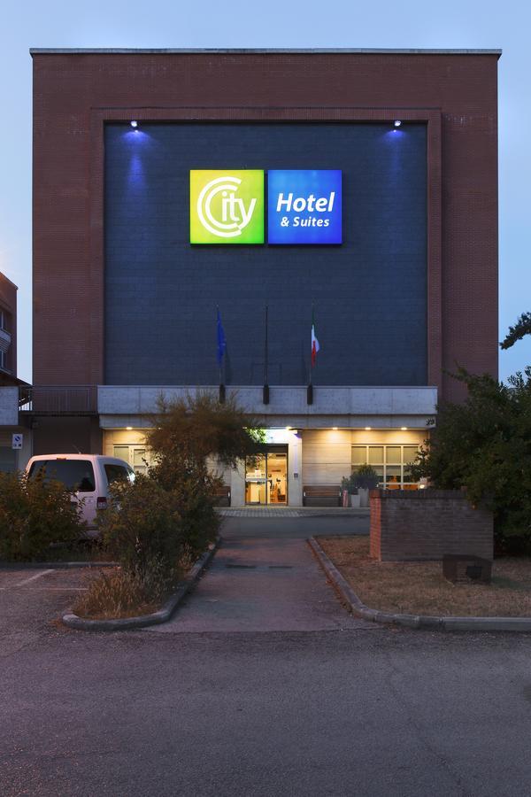 City Hotel & Suites โฟลีโญ ภายนอก รูปภาพ