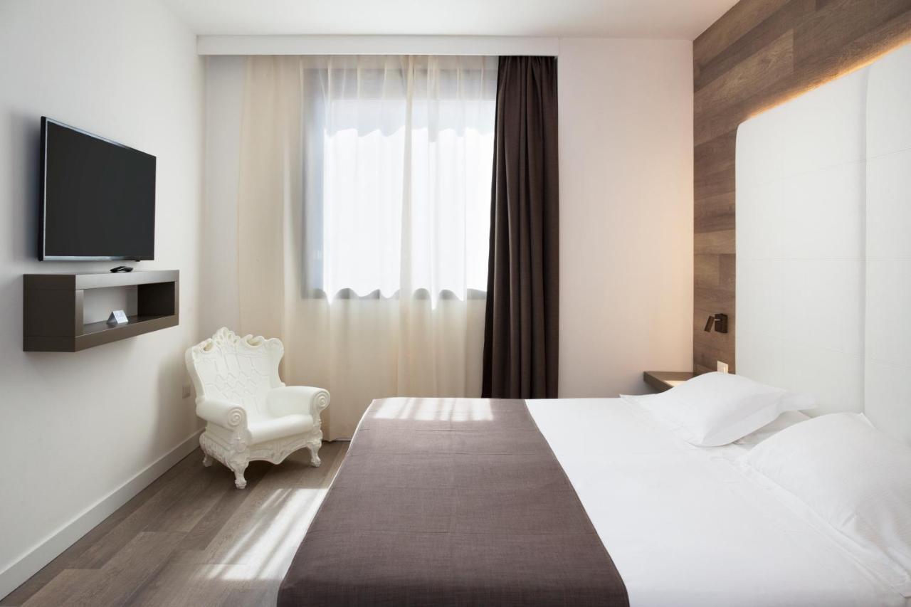 City Hotel & Suites โฟลีโญ ภายนอก รูปภาพ