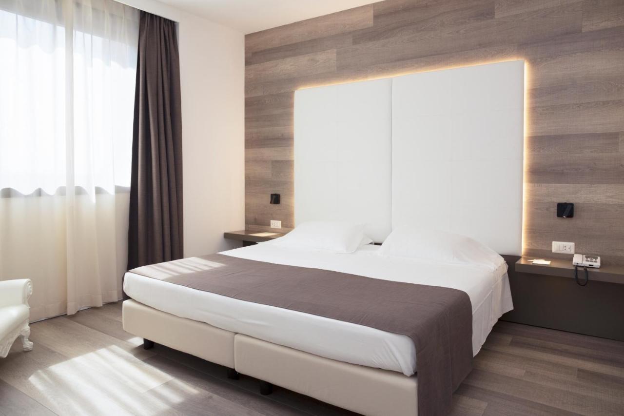 City Hotel & Suites โฟลีโญ ภายนอก รูปภาพ
